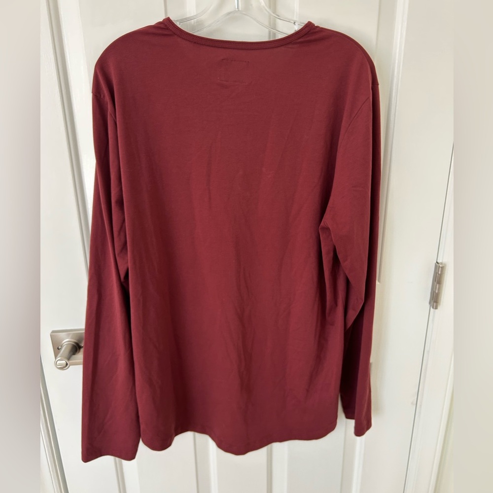 Cuts AO Men's Long Sleeve Curve-Hem In Currant Red - Picture 2 of 4